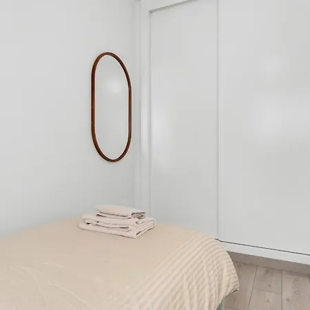 Beautiful 2-bedroom Near Center And