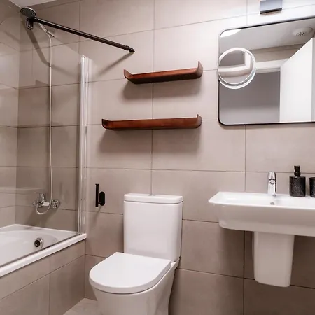 Beautiful 2-bedroom Near Center And