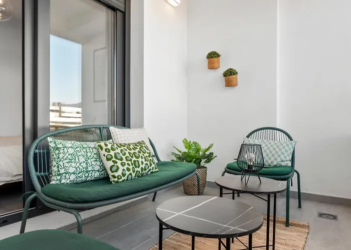 Beautiful 2-bedroom Near Center And *