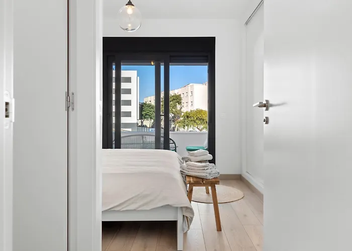 Beautiful 2-bedroom Near Center And Естепона