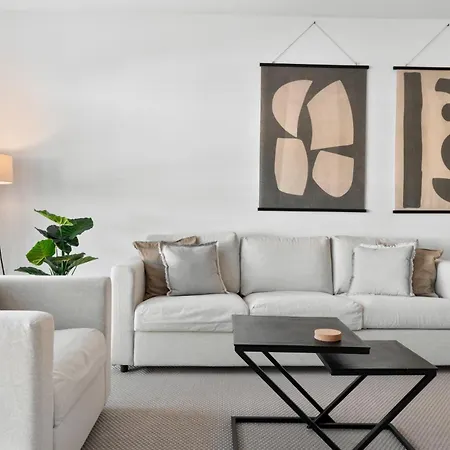 Beautiful 2-bedroom Near Center And *