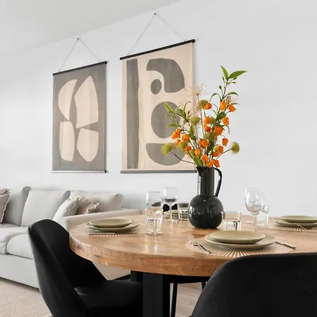 Beautiful 2-bedroom Near Center And アパート