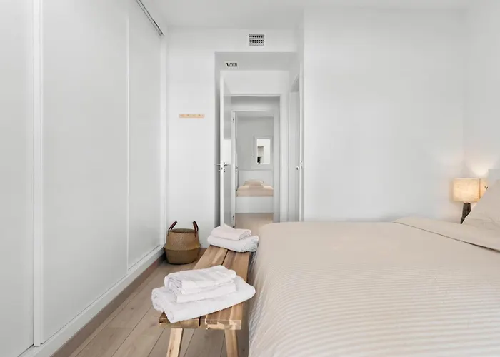 Beautiful 2-bedroom Near Center And