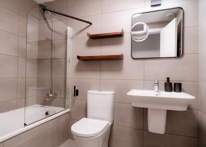 Beautiful 2-bedroom Near Center And